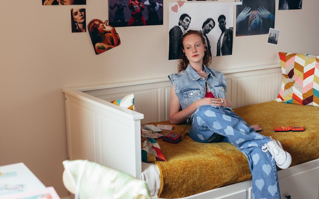 Adolescente dans sa chambre personnalisée avec déco murale