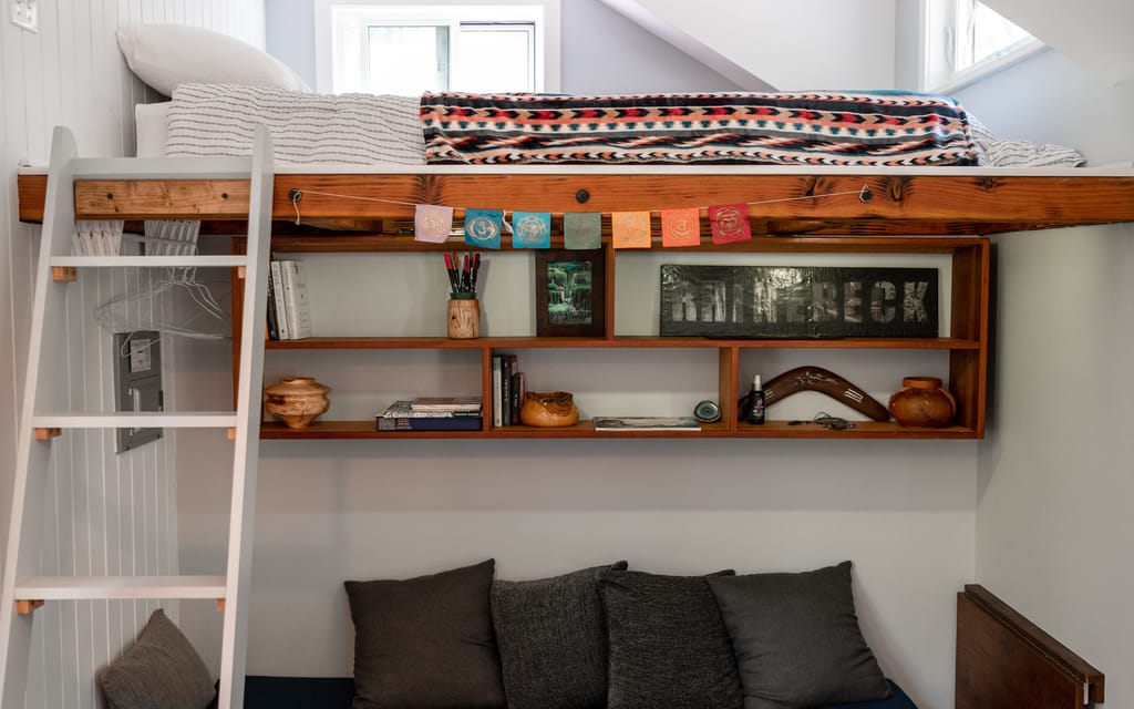 Petite chambre de 10 m² optimisée avec lit en hauteur et rangements