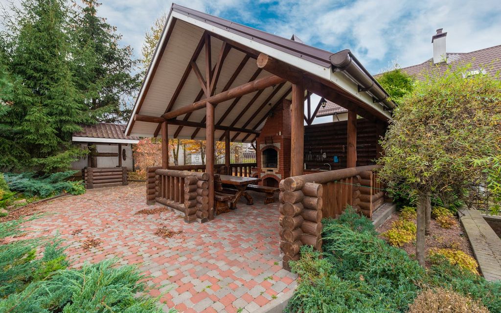Barbecue maçonné de jardin sous un abri en bois