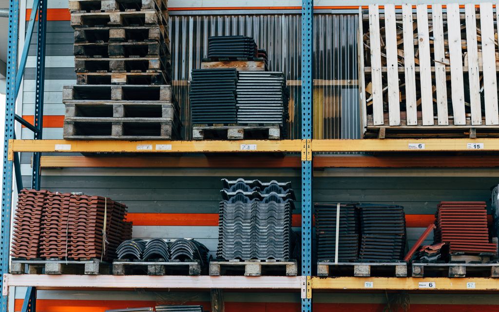 Matériaux de construction stockés sur des rayonnages dans un négoce