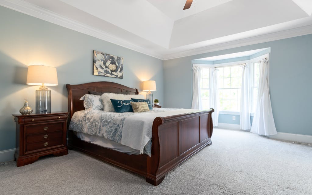 Chambre parentale chaleureuse aux tons doux et lumière tamisée