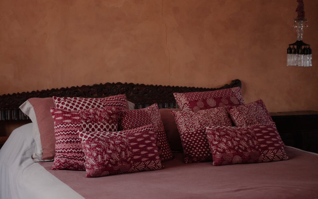 Chambre aux tons rouges et bordeaux, ambiance chaleureuse