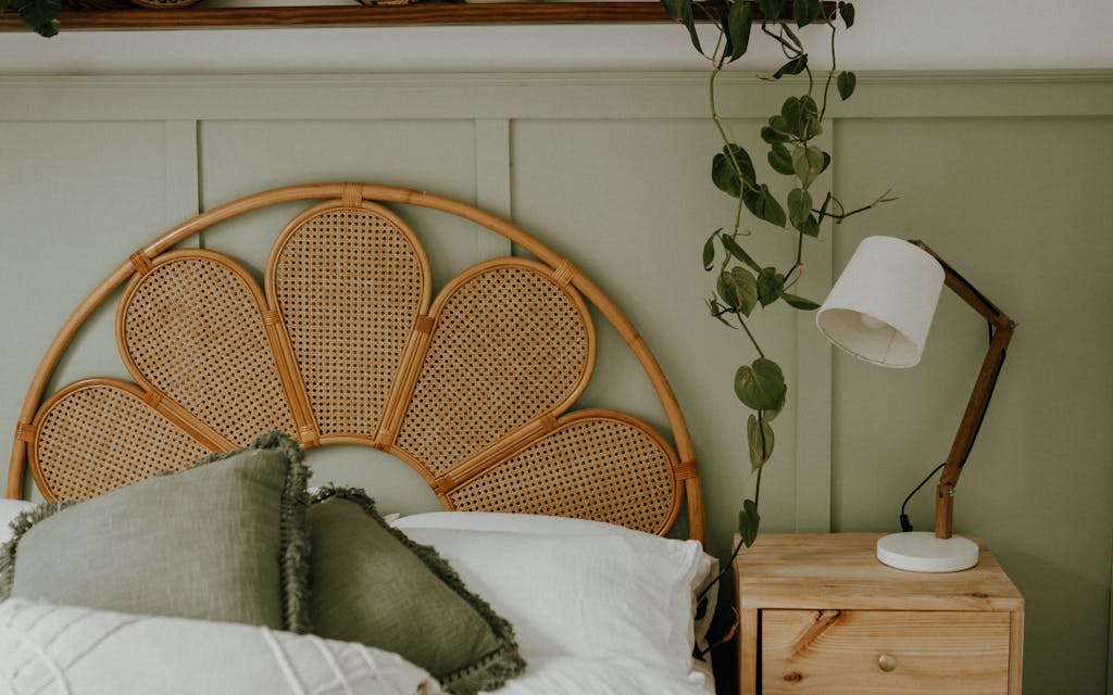 Chambre en vert sauge avec tête de lit en rotin et bois clair