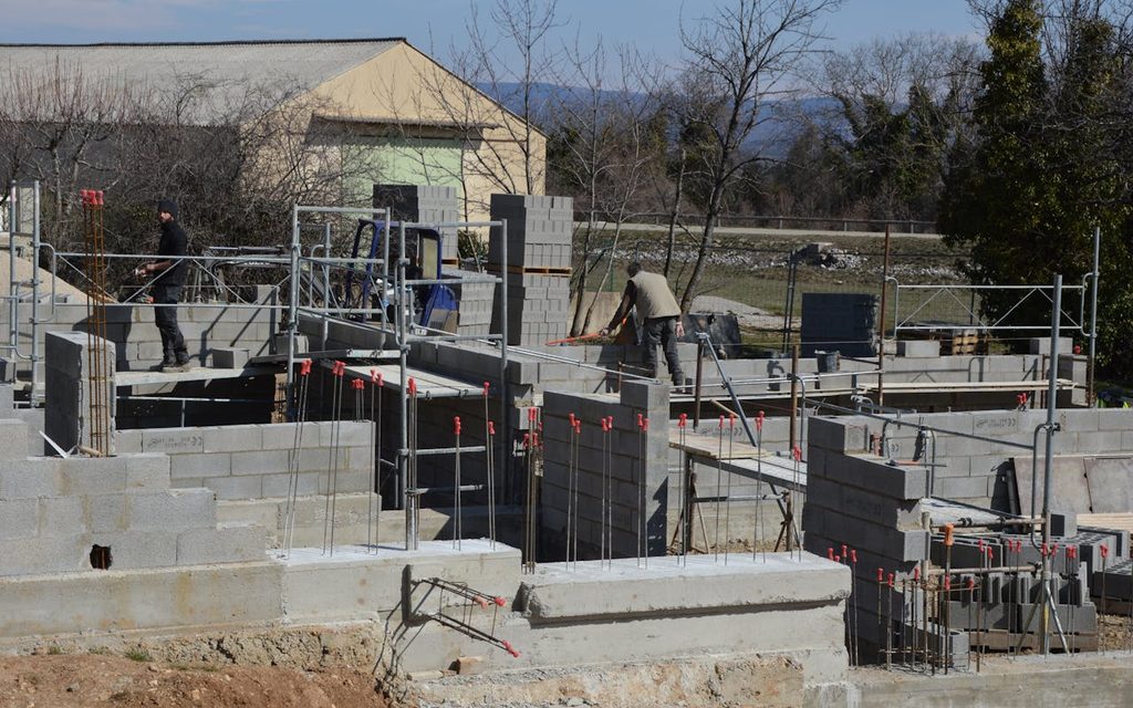 Maçons sur un chantier de construction en parpaings dans la Drôme