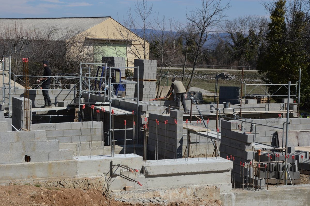 Ouvriers sur un chantier de construction dans la Drôme