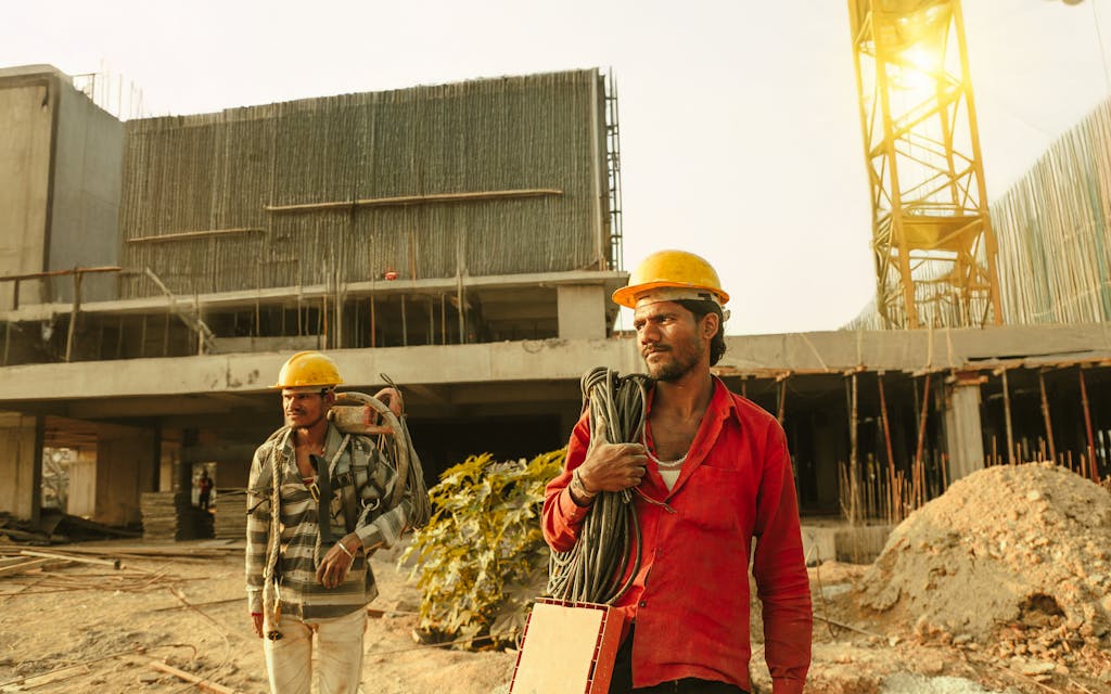 Ouvriers sur un chantier de construction dans la Drôme