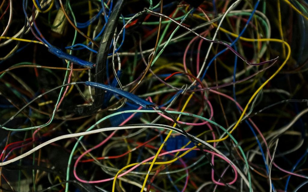 Enchevêtrement de fils électriques de différentes couleurs