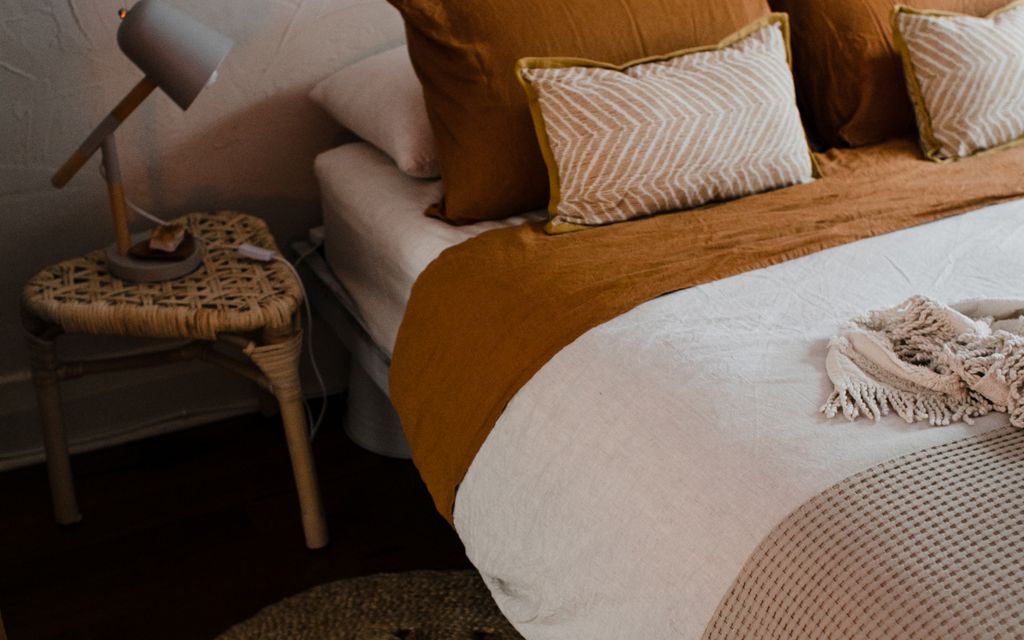 Chambre décorée dans des tons terracotta chaleureux