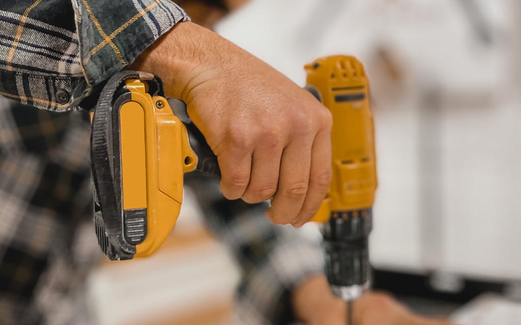 Perceuse-visseuse jaune de type professionnel en action