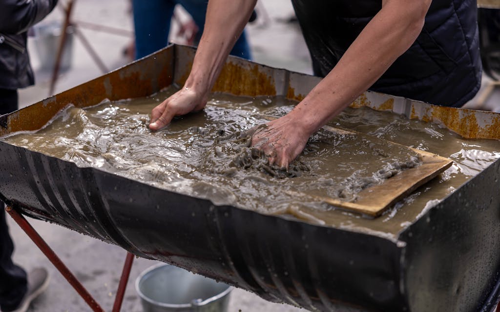 Préparation et gâchage de béton à la main