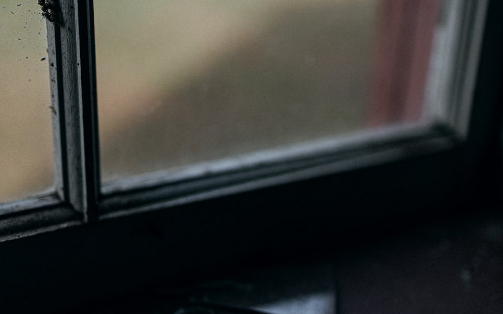 Fenêtre dont le vitrage présente un éclat à réparer