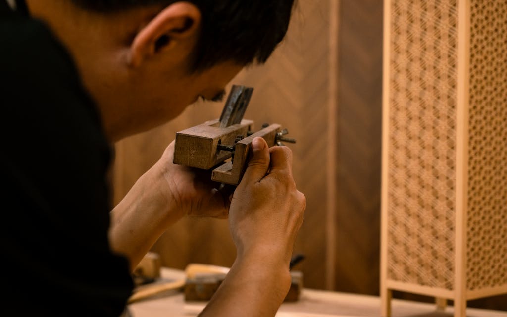 Artisan taillant un assemblage de bois traditionnel