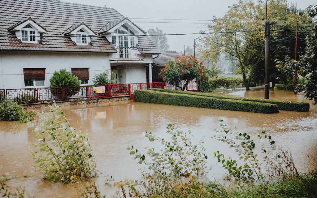 Jardin et abords inondés après une forte pluie