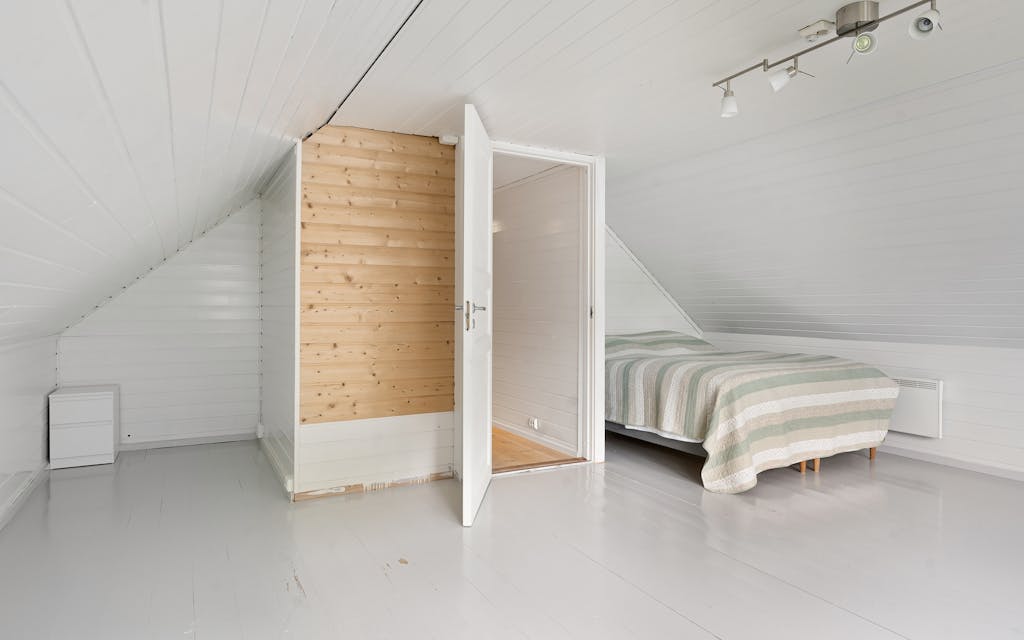 Chambre aménagée sous les combles avec plafond mansardé