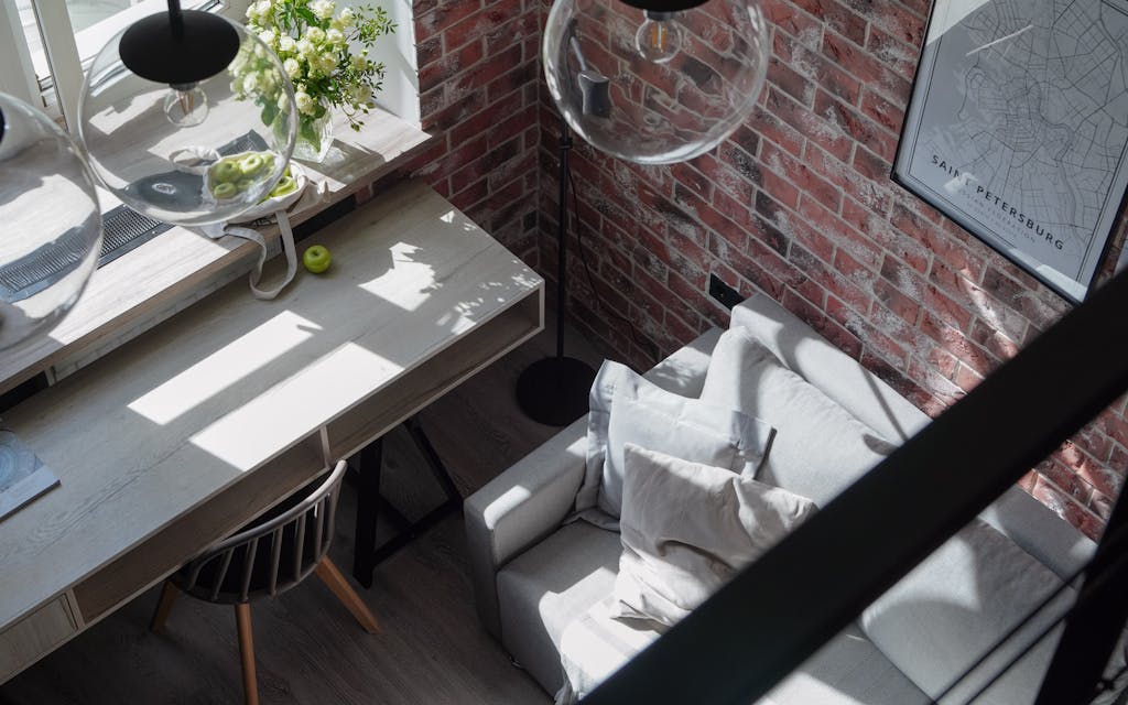 Intérieur de style industriel avec mur de brique et mobilier métal