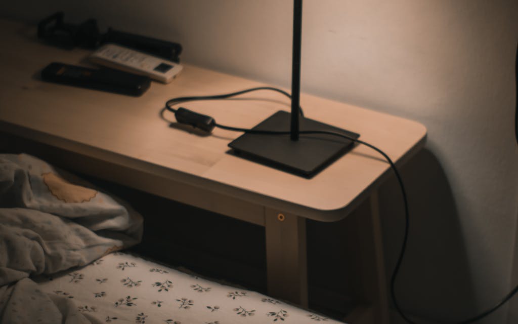 Lampe à lumière chaude créant une ambiance cocooning dans une chambre