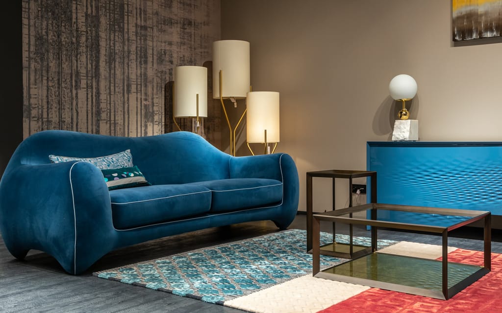Salon avec mobilier design : canapé en velours et enfilade contemporaine
