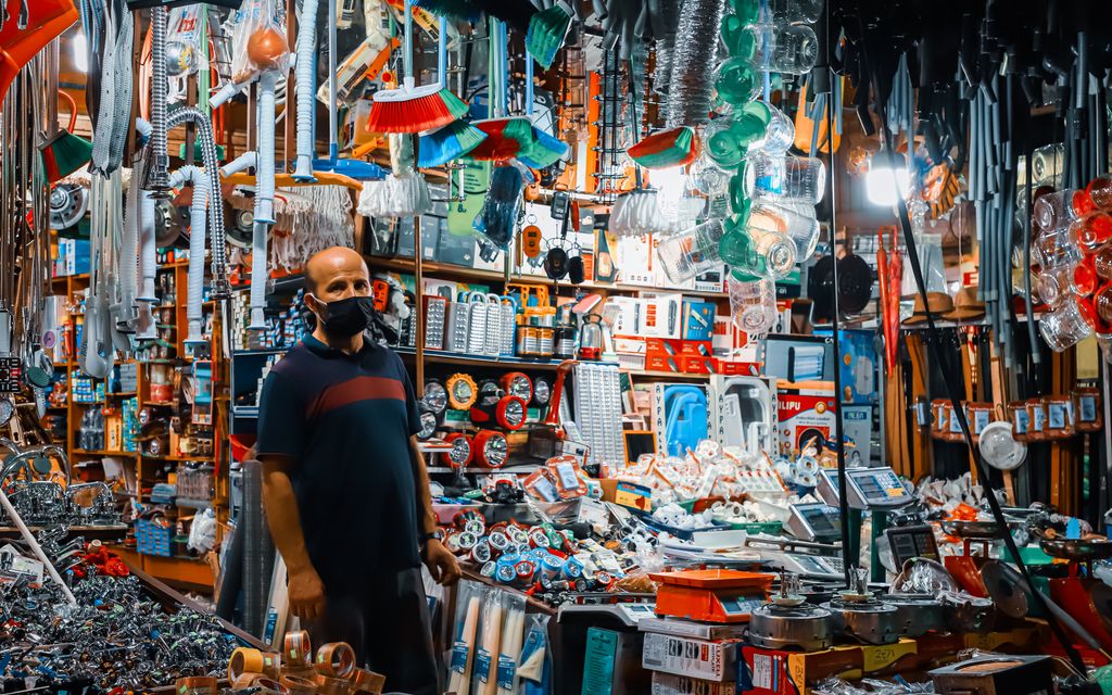 Rayons d'un magasin de bricolage remplis d'outils et de matériel
