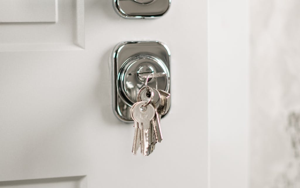 Poignée de porte de chambre avec clé dans la serrure