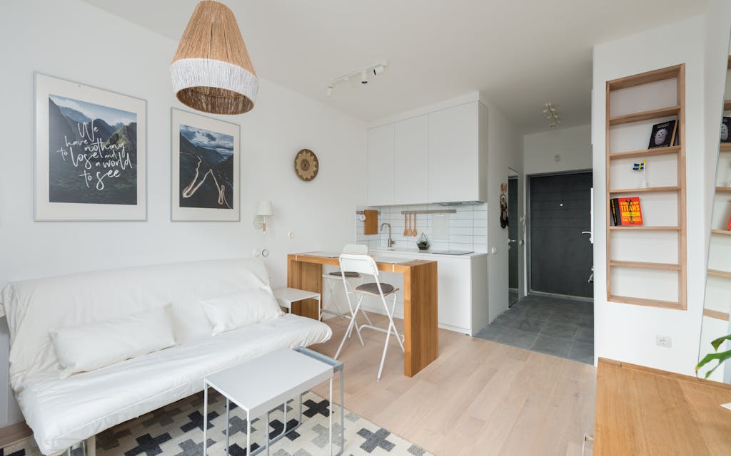Petit appartement lumineux avec rangements muraux et coin bureau