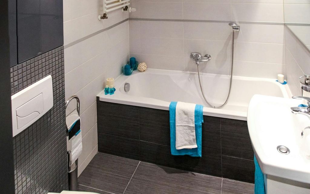 Petite salle de bain moderne et lumineuse