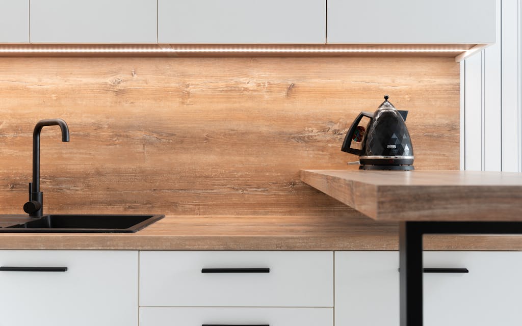 Plan de travail en bois dans une cuisine claire