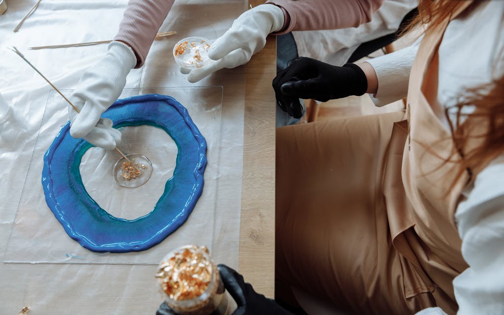 Création artistique en résine époxy bleue avec touches dorées