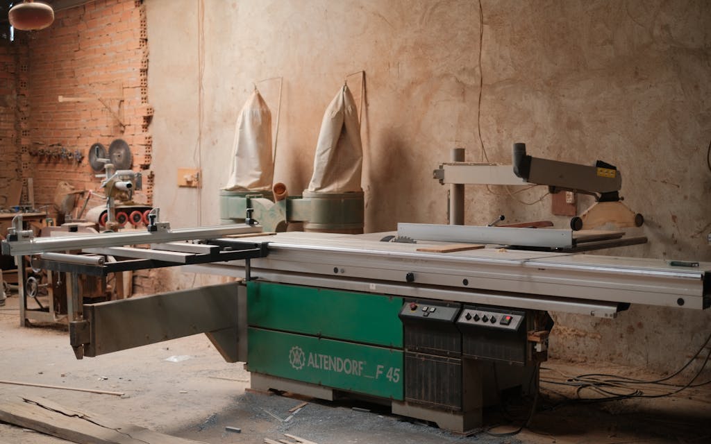Machine de travail du bois dans un atelier