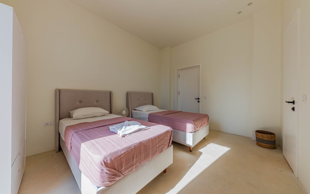 Chambre partagée par deux ados avec deux lits séparés