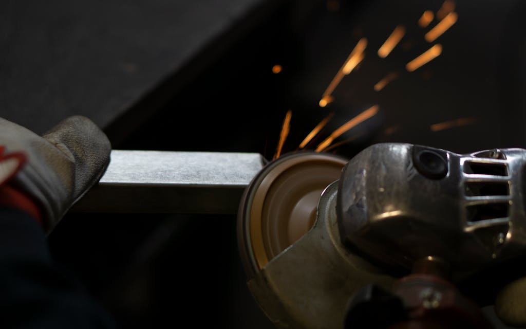 Travail d'une surface métallique à la meuleuse