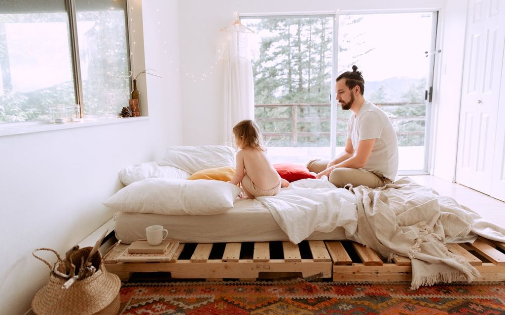 Tête de lit fabriquée en bois de palette dans une chambre