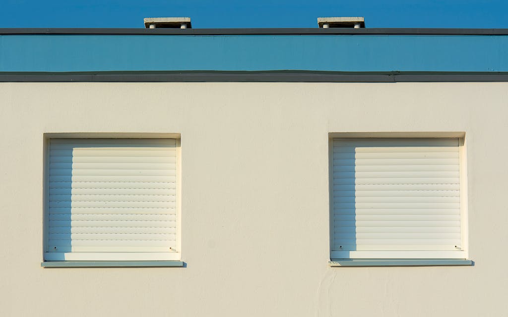 Façade de maison avec volets roulants électriques