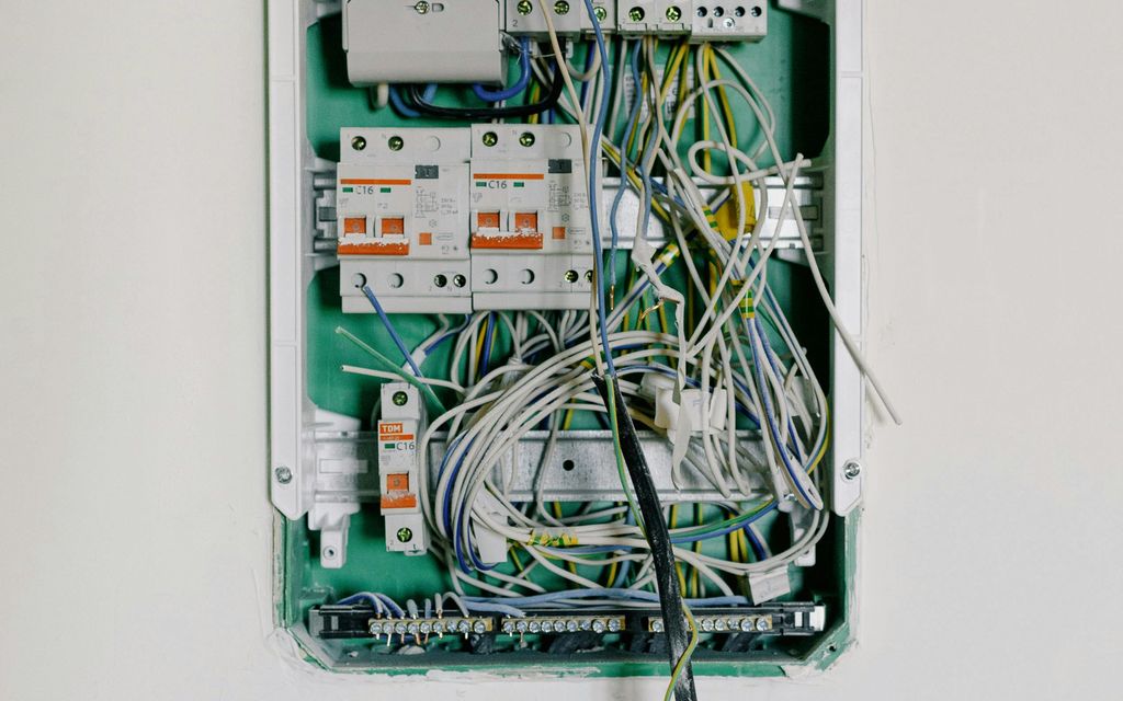 Tableau électrique avec disjoncteurs et câblage