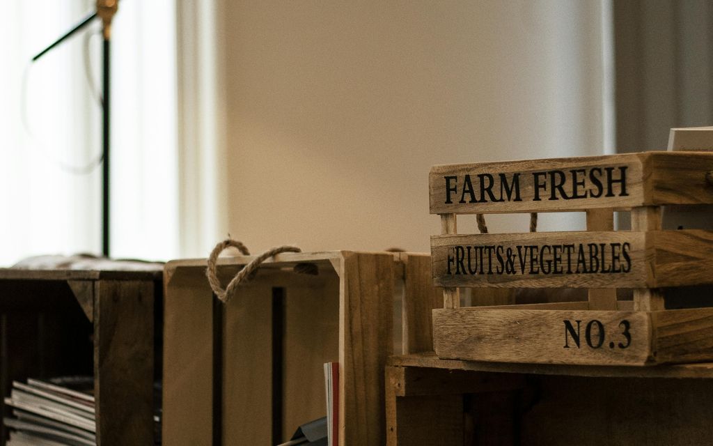 Caisses en bois empilées utilisées comme rangement