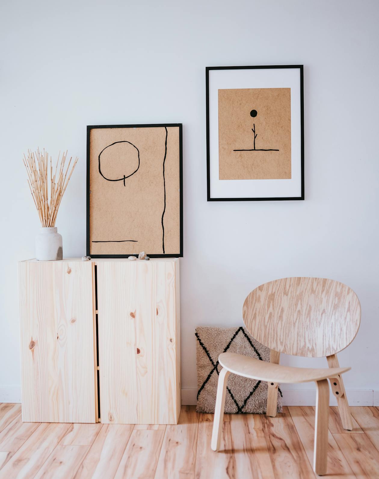 Intérieur wabi-sabi avec céramique imparfaite et bois brut naturel