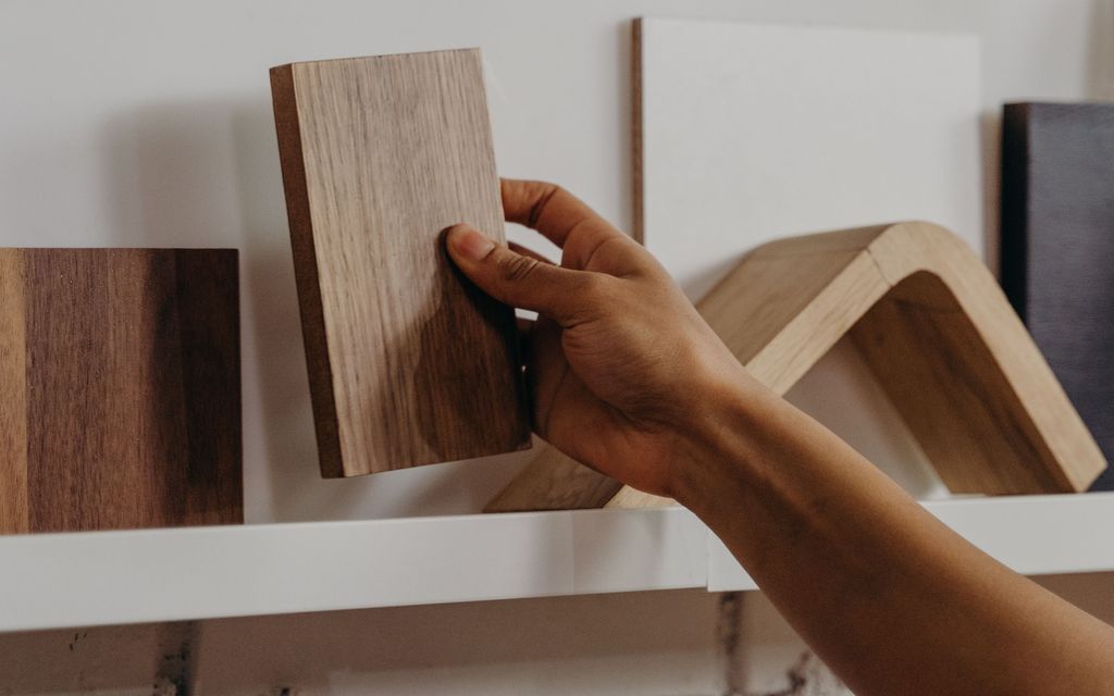 Étagères en bois clair fixées au mur avec livres et plantes