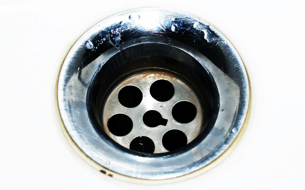 Lavabo de salle de bain avec robinet chromé