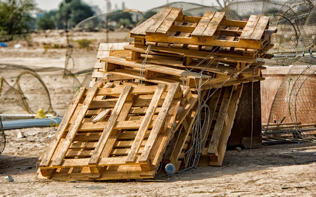 Palettes en bois empilées dans un entrepôt