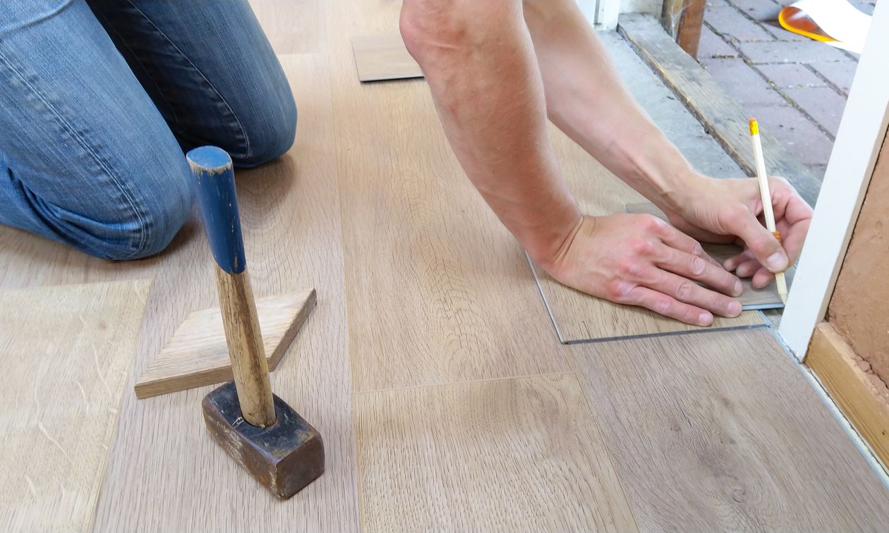 Pose de lames de parquet flottant sur sous-couche grise