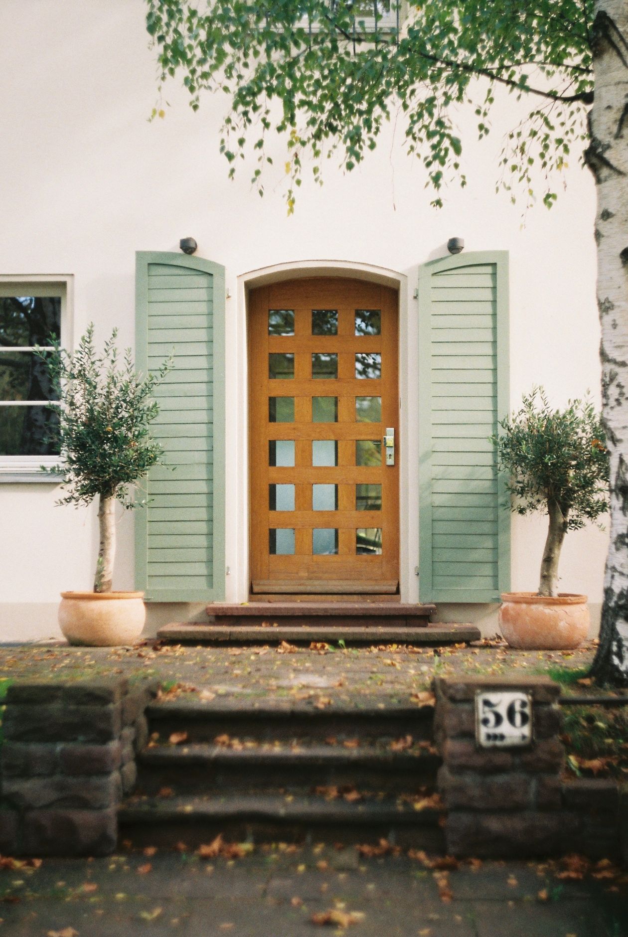 Porte d'entrée en bois massif anthracite avec vitrage latéral
