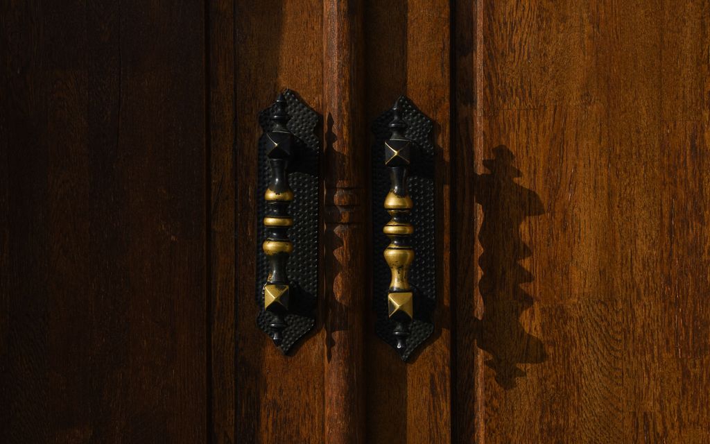 Charnière de porte de meuble de cuisine en gros plan