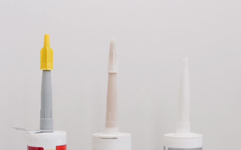 Joint de silicone entre une baignoire et le carrelage