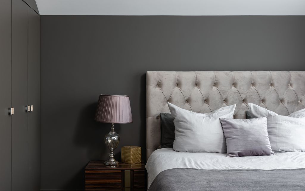Tête de lit en bois avec étagères et tablettes de chevet intégrées