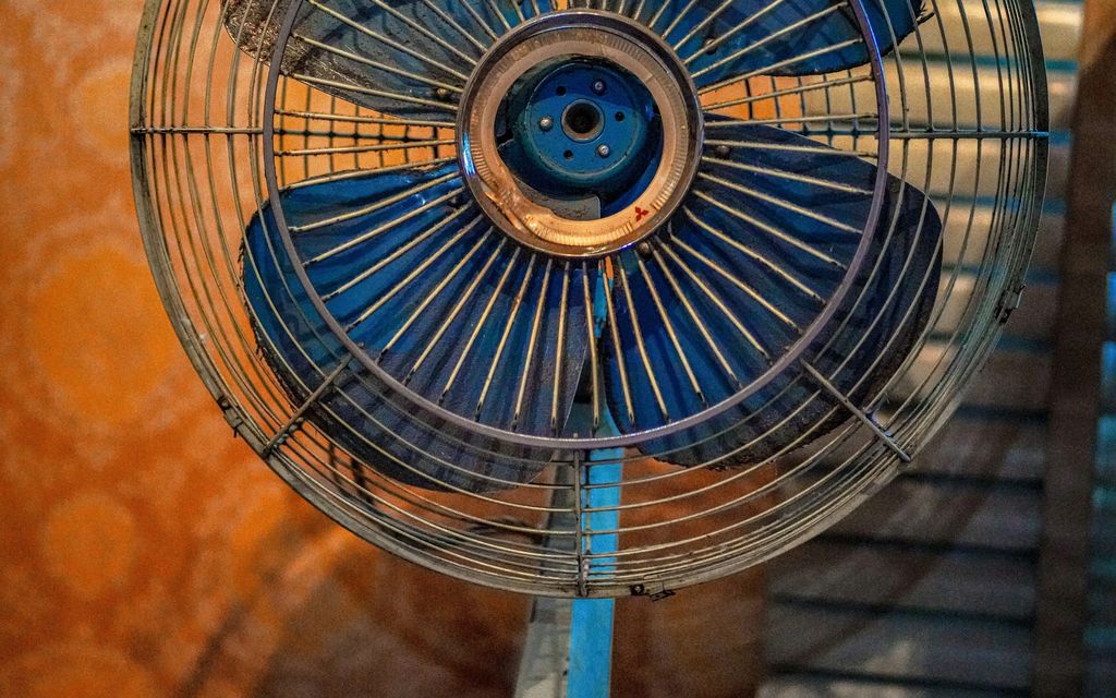 Ventilateur sur pied blanc dans une pièce lumineuse