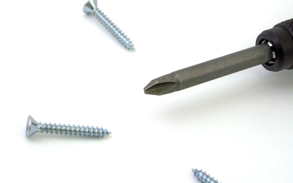 Assortiment de vis et d'outils sur un établi