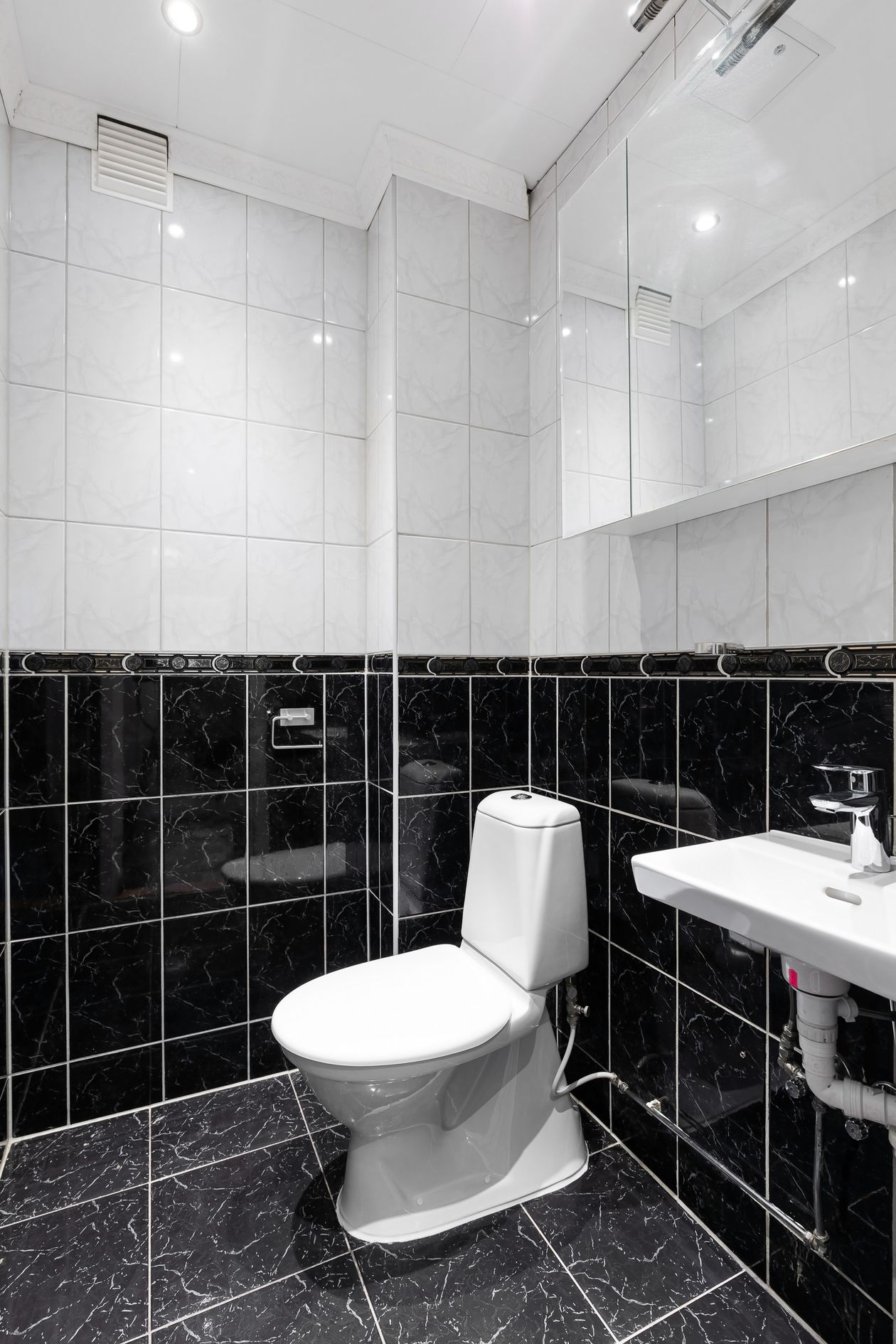 Mécanisme de chasse d'eau WC ouvert avec flotteur visible