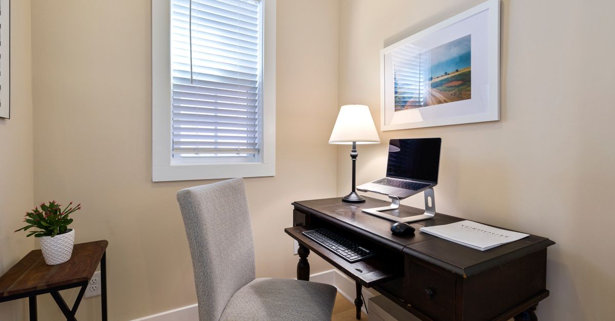 Petit bureau aménagé à la maison