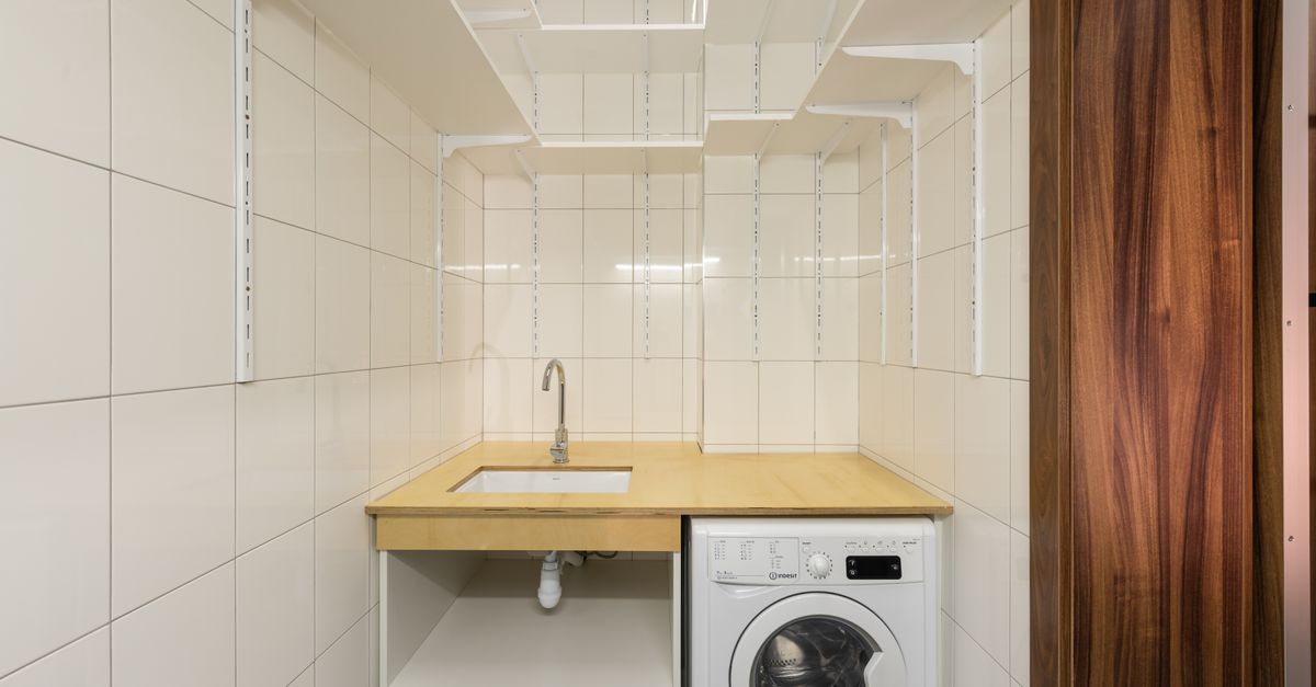 Local technique avec étagères et lave-linge