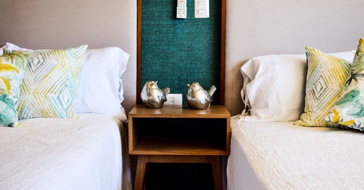 Chambre d'amis décorée avec un lit accueillant