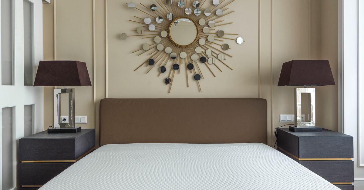 Matelas neuf déployé sur un sommier à lattes dans une chambre lumineuse